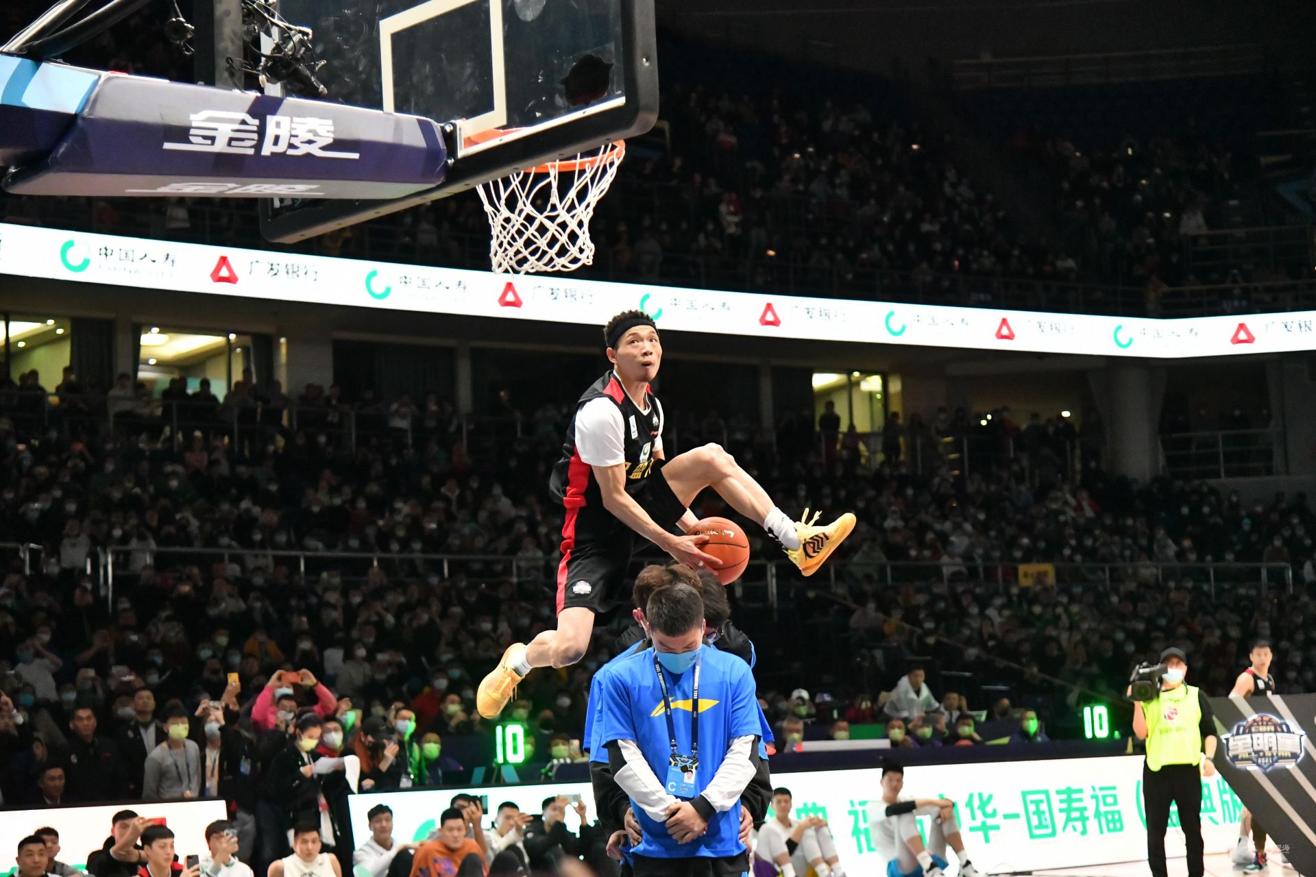 梅里诺：我努力适应了9号位；为小将们感到非常骄傲（梅里诺：全力适应中锋位置，为小将们倍感自豪）